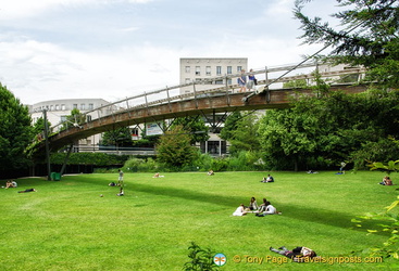 Footbridge over the lawn of the Jardin de Reuilly